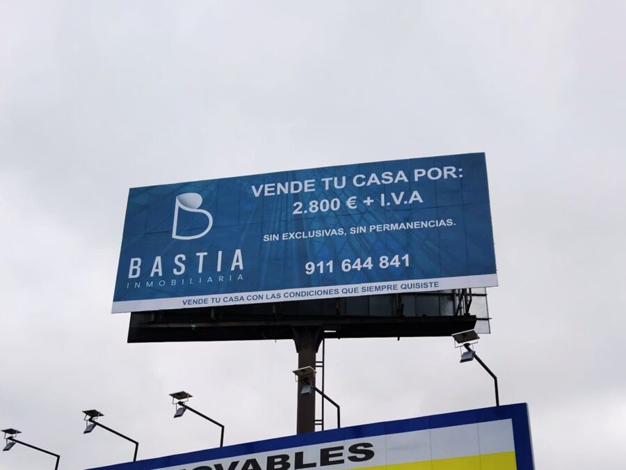 Valla publicitaria de Bastia en Madrid, en los accesos por Pinto.