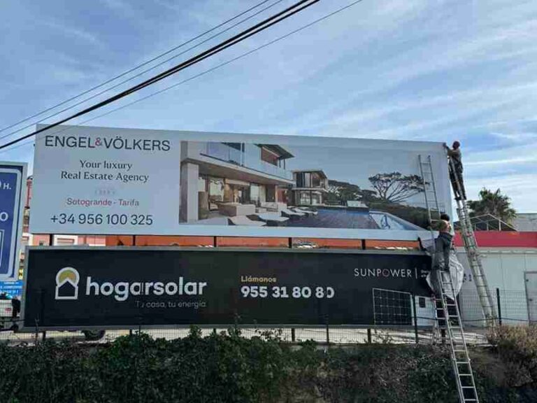 Valla publicitaria de Engel & Völkers en idioma extranjero adaptada al público de Sotogrande.