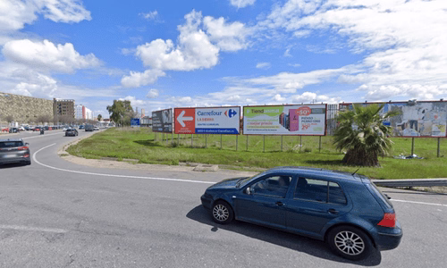 Valla publicitaria en la glorieta de entrada a Avenida del Aeropuerto, Córdoba.
