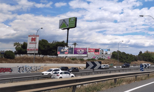 Valla publicitaria en Vía Cintura, dirección Palma Centro y zonas comerciales.