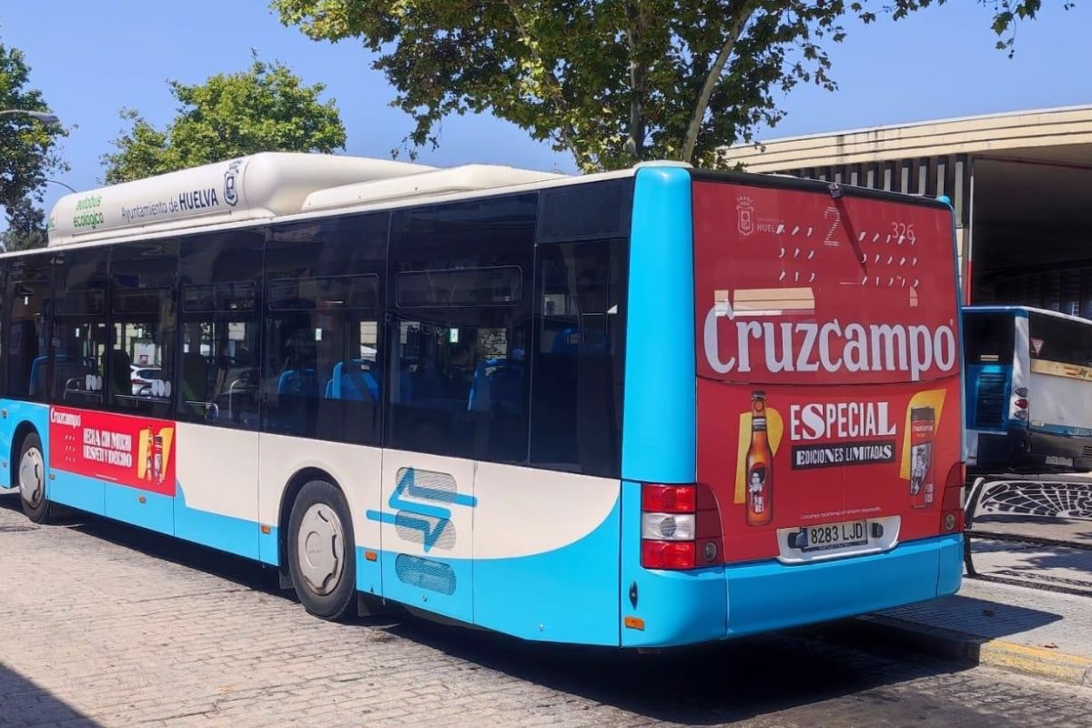 Autobús urbano con publicidad exterior en Huelva capital