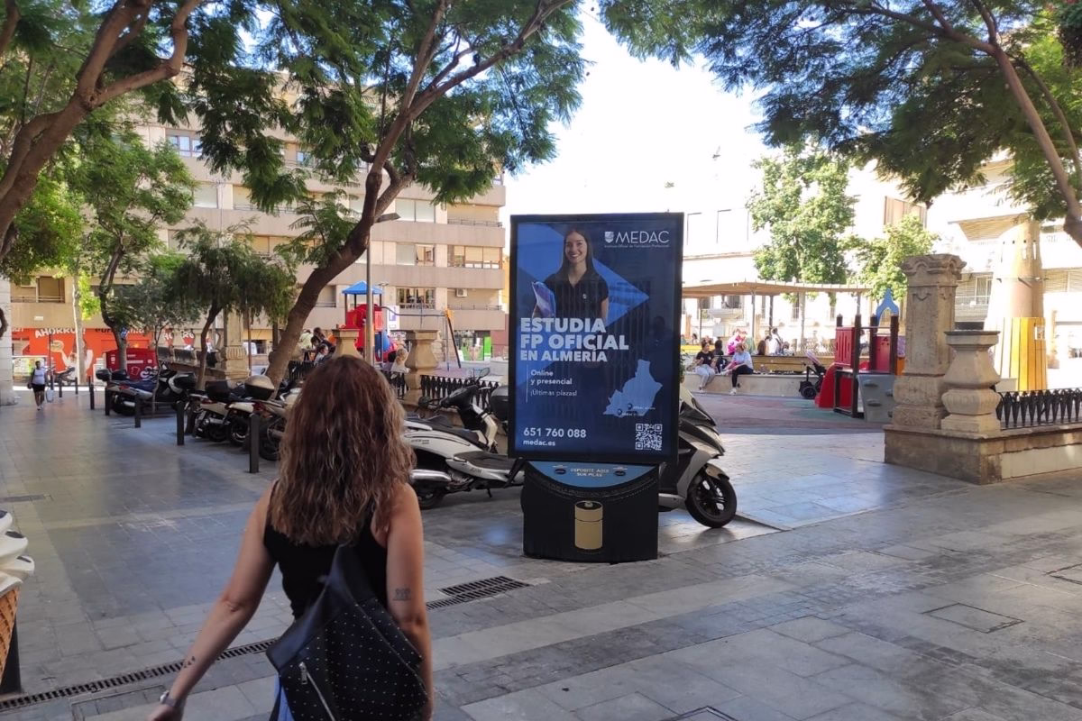 MUPI publicitario de mobiliario urbano en Almería capital