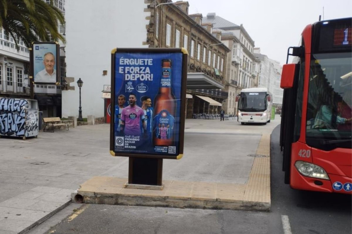 MUPI publicitario en el centro de A Coruña junto a parada de autobús