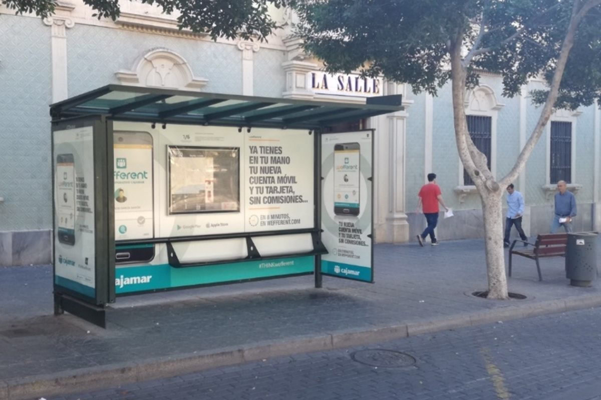 Marquesina publicitaria en una parada de autobús de Almería