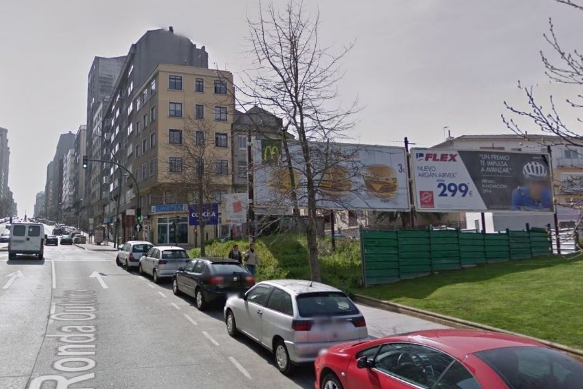 Vallas publicitarias 8x3 en Ronda de Outeiro junto a la subida a Peruleiro, A Coruña