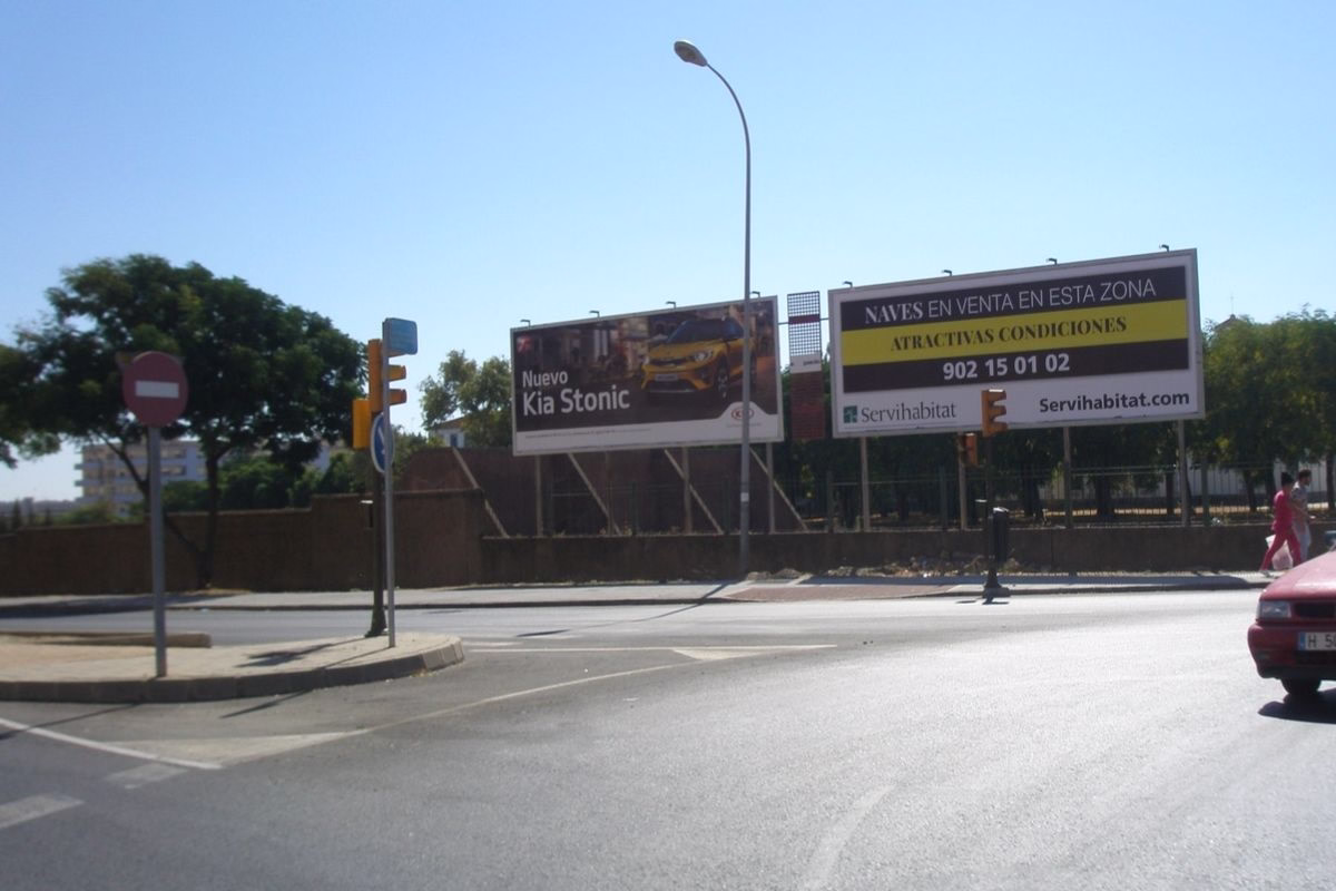 Vallas publicitarias 8x3 en Avenida Santa Marta junto a Avenida Diego Morón, Huelva