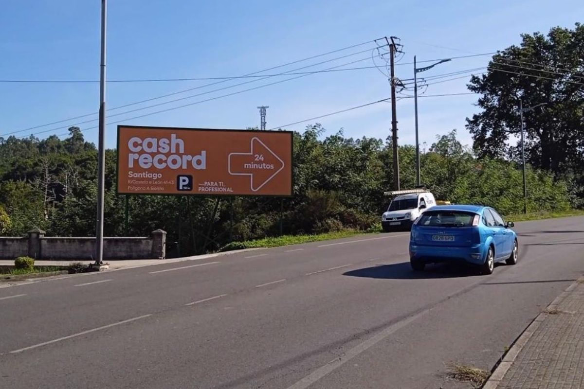 Valla publicitaria 8x3 en Avenida de Santiago a la salida de Negreira, A Coruña