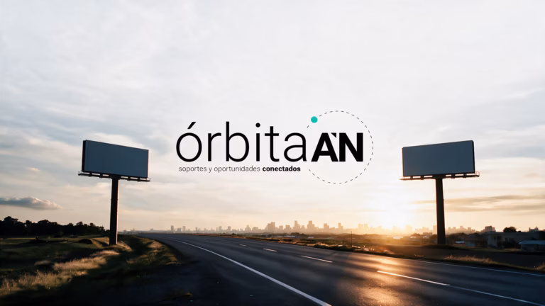 Vallas publicitarias junto a una carretera al atardecer, con líneas circulares de seguimiento alrededor y el logotipo de Órbita AN