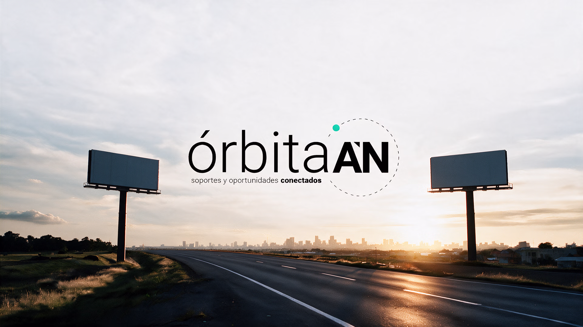 Vallas publicitarias junto a una carretera al atardecer, con líneas circulares de seguimiento alrededor y el logotipo de Órbita AN